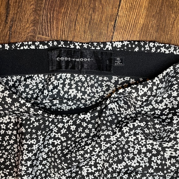 Asymmetrical B&W Ruched Mini Skirt - Picture 5 of 5